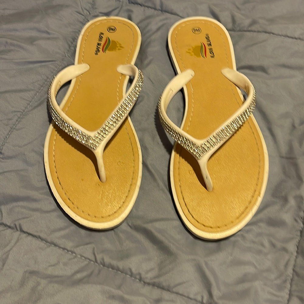 Aloha island, sandal, white with bling size 9 shoe is in great shape! Like NEW